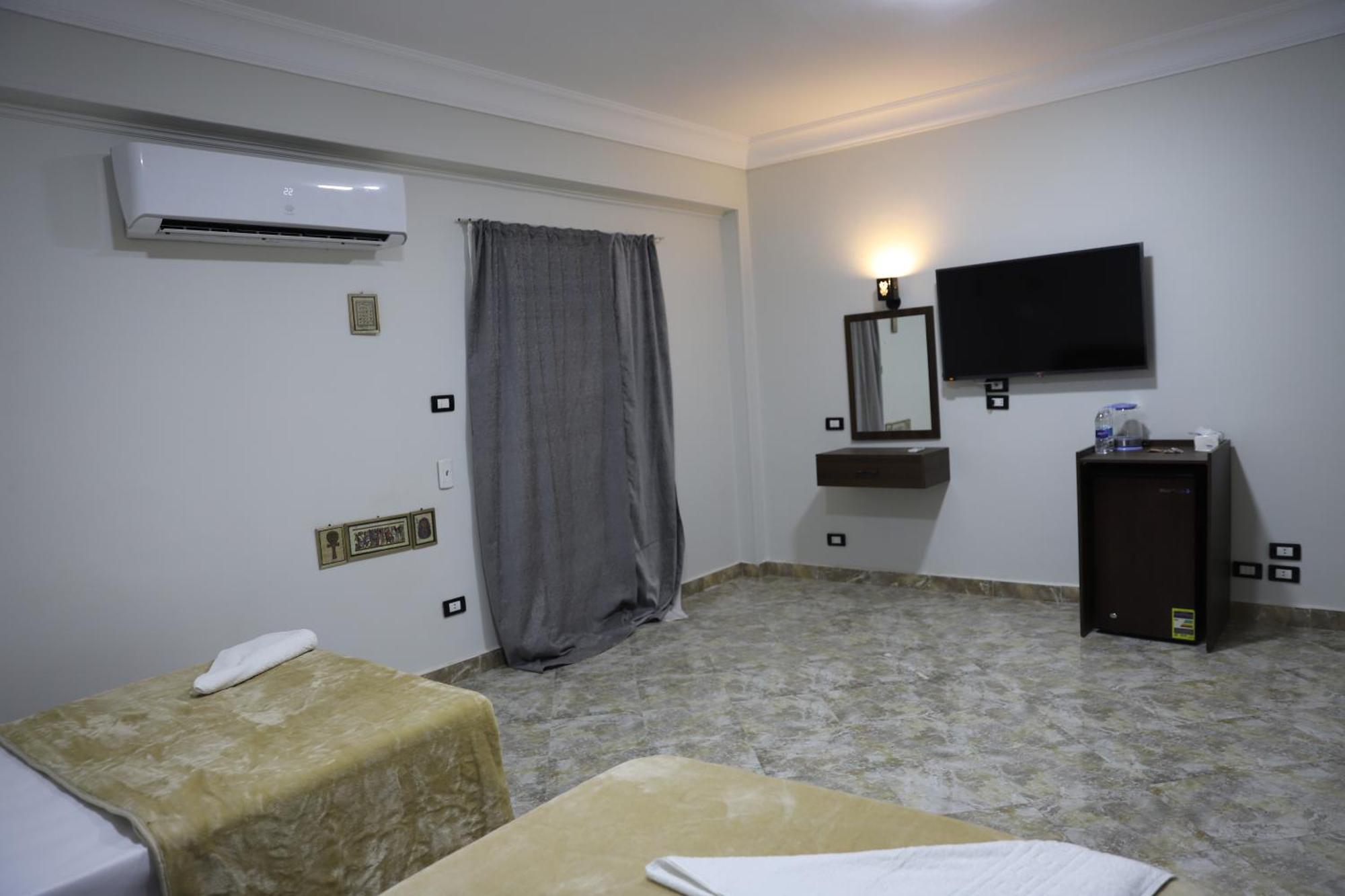 King Khufu Pyramids View Hotel Kafret el-Gabal Room photo
